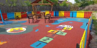 Spații de joacă pentru copii, amenajate pe locurile virane din localitate/ Primarul Cristian Tismănaru: “Dacă la oraș există locuri de joacă pentru cei mici, de ce n-ar putea să existe și în mediul rural?”