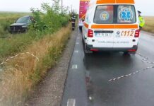 A ajuns la spital după ce a intrat cu mașina în stâlp