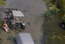 Mașină căzută în râul Teleorman/ O femeie și un copil au fost răniți