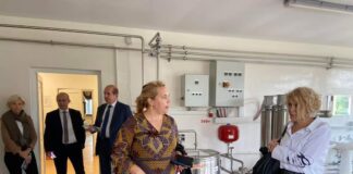 Carmen Avram – eurodeputat PSD, în vizită la ferma Liceului “Nicolae Bălcescu”