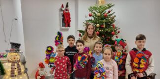 Atelierele tematice pentru sărbătorile de iarnă au început – Zeci de spiriduși au învățat să confecționeze decorațiuni de Crăciun, îngerași și sorcove