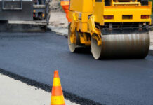 A început asfaltarea drumurilor comunale din Nanov/ Adrian Ghene: „Este un proiect complex, de aceea vă rog să fiți răbdători”