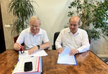 Primarul Victor Drăgușin a semnat contractul de achiziție pentru „Dotarea cu mobilier specific pentru laboratoare” a unităților de învățământ din Alexandria