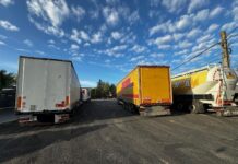 Roșioreni aduși în pragul disperării de TIR-urile care aprovizionează fabrica de biscuiți. La capătul răbdării cer ajutorul autorităților pentru a-și recăpăta liniștea