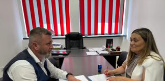 Mobilier specific pentru cabinetele școlare din Alexandria – Ionela ENE a semnat contractul de achiziție publică, cu finanțare prin PNRR