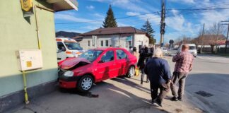 Două mașini implicate într-un accident rutier pe strada 1 Mai din Alexandria