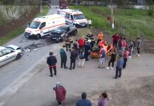 Accident rutier la Vârtoape, cu două mașini implicate/ Două persoane au ajuns la spital