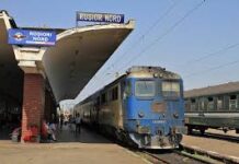 Borsetă uitată în Gara Roșiori Nord, recuperată de polițiști. O femeie este cercetată după ce ar fi plecat cu bunurile găsite