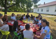 Povești citite la umbra nucului, la Nenciulești. „Biblioteca de vară din satul meu” a ajuns la copiii din comună